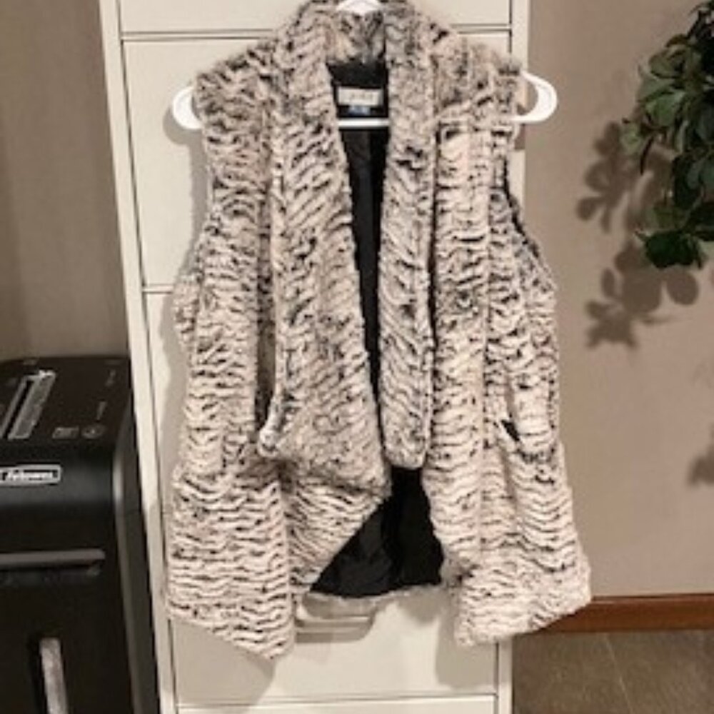 Jolt - Faux Fur Vest - Open Front with Side Pockets - Gray & Black - Size Medium